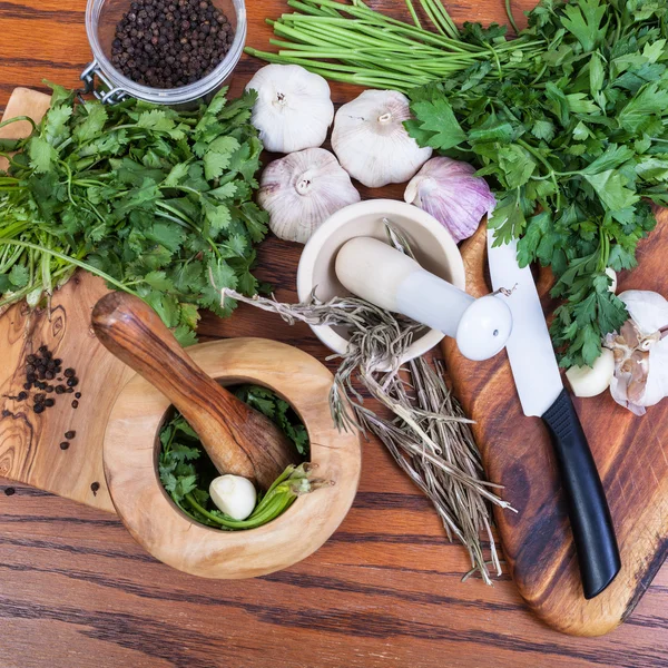 Ovansida av granatkastare och kryddig ingredienser på bord — Stockfoto