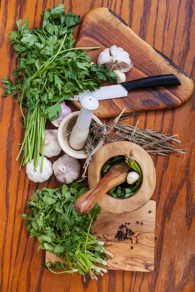 Felülnézete habarcsok és friss fűszernövények a fa asztal — Stock Fotó