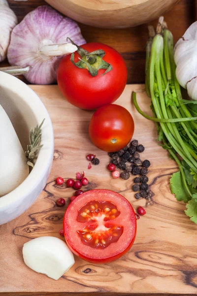 Ingredientes picantes en la mesa de madera — Foto de Stock