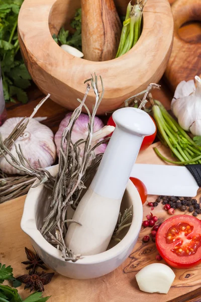 Oben Ansicht der Stößelkräuter im Mörser und Gewürzen — Stockfoto