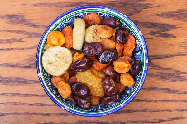 Boven weergave van Centraal-Aziatische gedroogd fruit in kom — Stockfoto