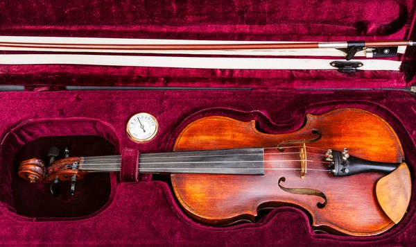 Top view of old violin with bow in red velvet case — Stock Photo, Image