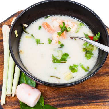 Tom yam ve malzemeler Tay görünümünü çorba