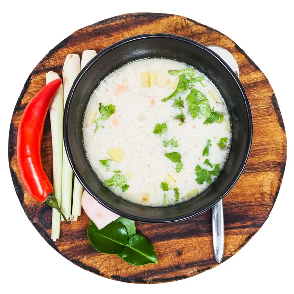 Oben Ansicht der Thaisuppe Tom Yam in der Schüssel an Bord — Stockfoto