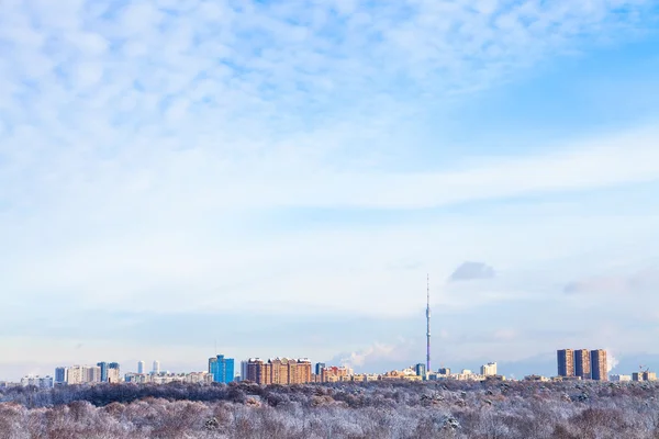 Céu com nuvens brancas sobre casas e torre de TV — Fotografia de Stock