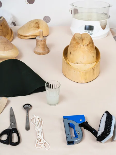 Werkzeuge und Ausrüstung für die Hutmacherei auf dem Tisch — Stockfoto
