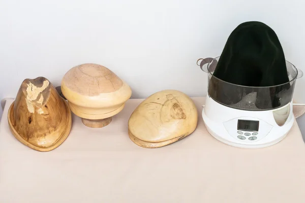 Blocs de chapeau en bois pour la mise en forme de chapeaux en feutre — Photo