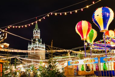 İşçinin Kulesi ve Kızıl Meydan üzerinde Noel Fuarı