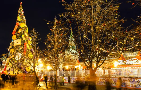 Mensen in de buurt van ijsbaan op Christmas Fair in Moskou — Stockfoto