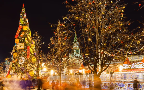 Mensen in de buurt van ijsbaan op het Rode plein in Moskou — Stockfoto