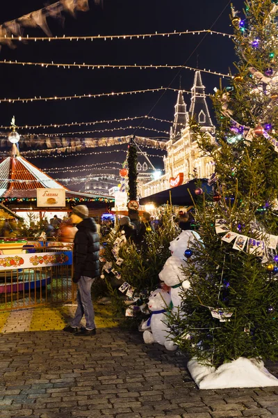 Weihnachtsbäume auf dem Neujahrsmarkt in Moskau — Stockfoto