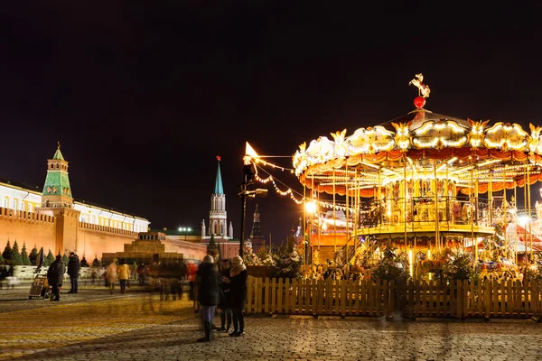 Turistas en la Plaza Roja cerca de Merry-go-round — Foto de Stock