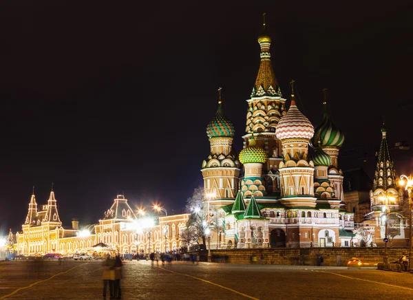 Widok z Saint Basil's Cathedral w Moskwie w nocy — Zdjęcie stockowe