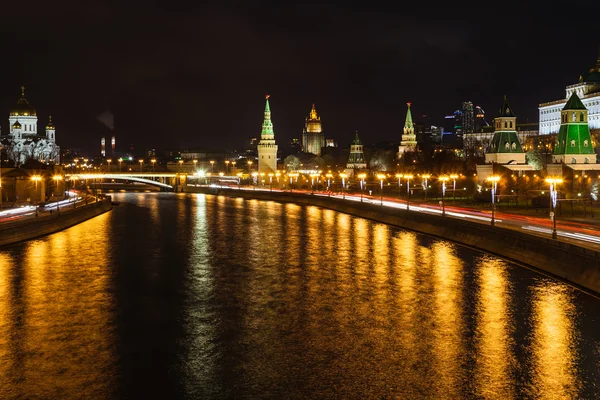 Iluminado río Moskva y el Kremlin en Moscú — Foto de Stock