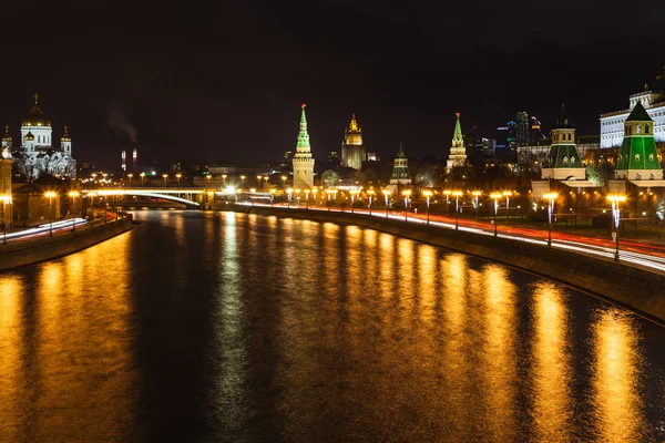 Oświetlony rzekę Moskwę w mieście Moskwa — Zdjęcie stockowe