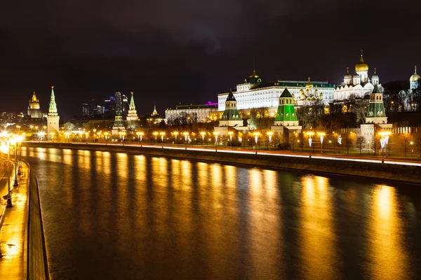 Iluminado de aterros de Kremlin e Sofiyskaya — Fotografia de Stock