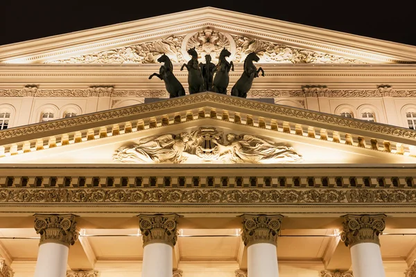 Fronton van het Bolshoi Theater in Moskou in nacht — Stockfoto