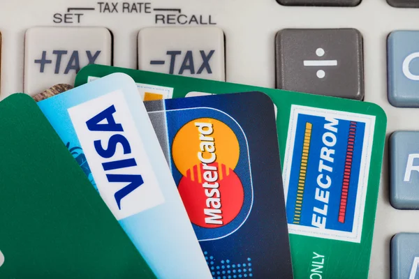 Pohled shora kreditních karet na kalkulačky klávesnici — Stock fotografie