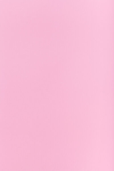 светло-лиловый вертикальный лист бумаги
