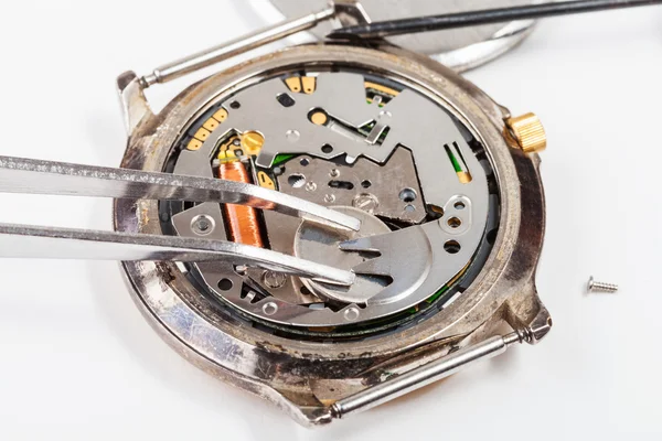 Replacing battery in quartz watch by tweezers — Stock Photo, Image