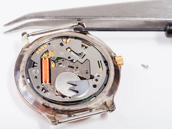 Outils et remplacement de la batterie dans la montre de près — Photo