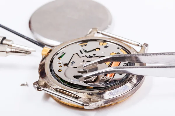 Vervangen van de batterij in quartz horloge close-up — Stockfoto
