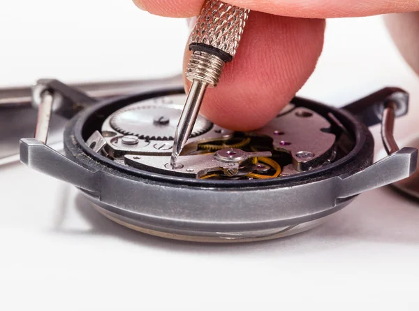 Watch repairer repairs old watch close up — Stock Photo, Image