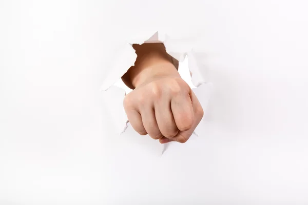 Direkter Blick auf die Faust schlägt auf ein Papier — Stockfoto