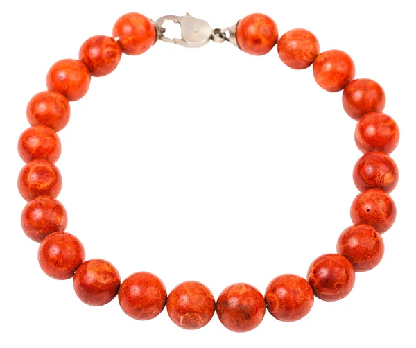 Ожерелье из красных коралловых бусин, изолированных на белом — стоковое фото