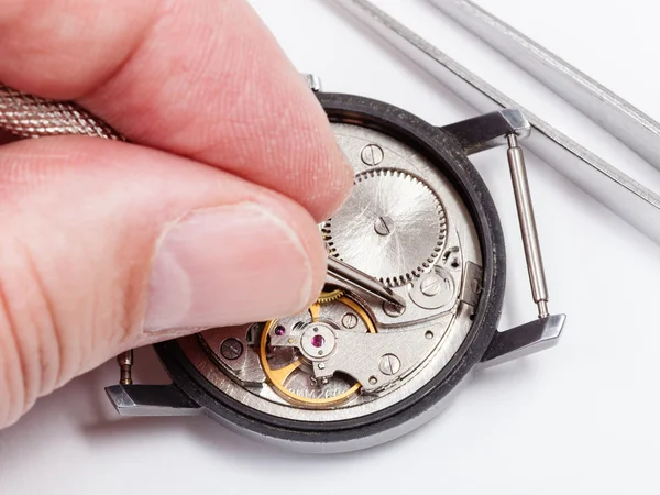 Horlogemaker reparaties oude horloge close-up Rechtenvrije Stockfoto's