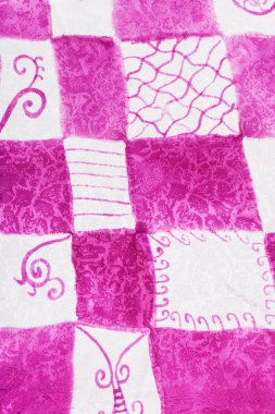 batik soyut pembe ve beyaz kareli desen