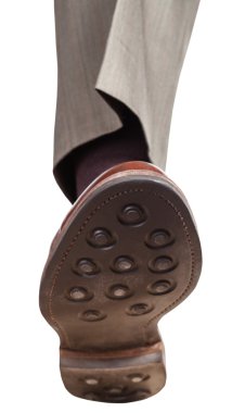 kahverengi ayakkabı adımları erkek bacağından önden görünümü