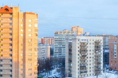Kışın bir yerleşim bölgesi üzerinde gündoğumu