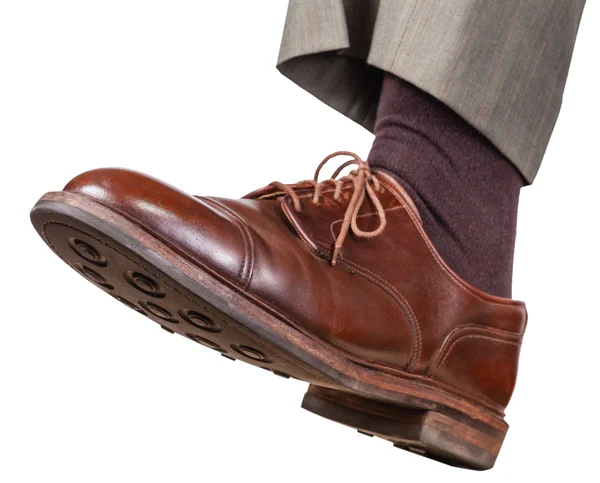 Männlicher linker Fuß in braunem Schuh macht einen Schritt — Stockfoto