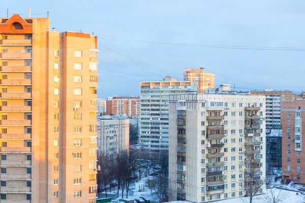 Alba sul quartiere residenziale in inverno — Foto Stock