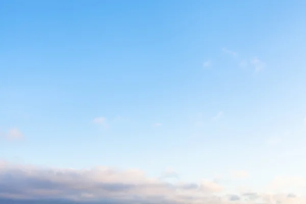 Blauer Himmel bei Sonnenaufgang im Winter — Stockfoto