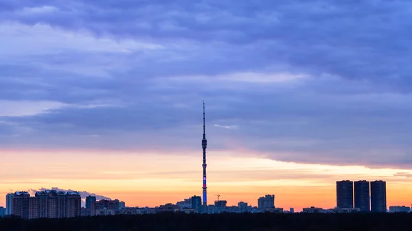 Alba blu e panorama urbano con torre TV — Foto Stock