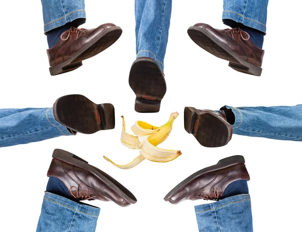 Male legs in jeans and brown shoes take steps — Stock Photo, Image