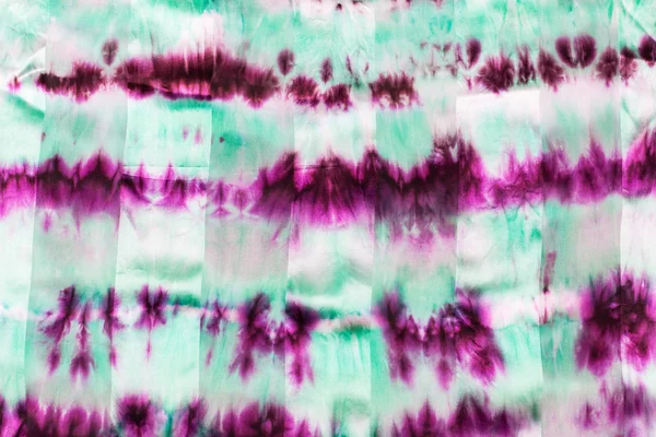 Абстрактные пурпурные и зеленые полоски на шелковом батике — стоковое фото