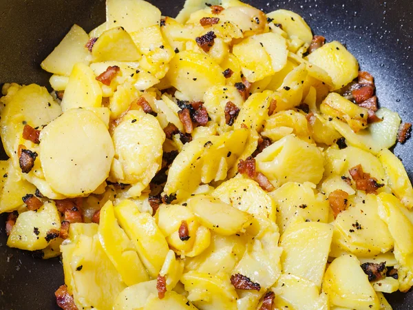 Batatas fritas com banha em panela de fritar — Fotografia de Stock