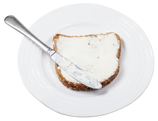 빵과 접시에 칼으로 부드러운 치즈 샌드위치 — 스톡 사진