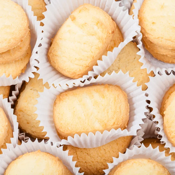 Biscoitos de manteiga doce Shortbread em papel branco — Fotografia de Stock