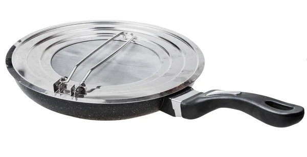 Frying pan closed by steel splatter screen — Stock Photo, Image