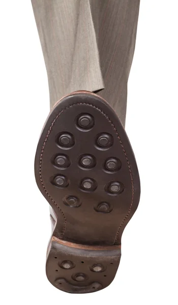 Εξωτερική άποψη του αρσενικό πόδι σε βήματα των καφέ παπούτσι — Φωτογραφία Αρχείου