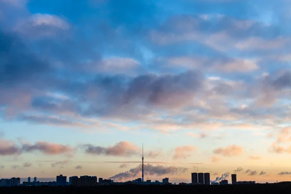 Dunkelblauer Himmel über der Stadt im kalten Wintersonnenaufgang — Stockfoto