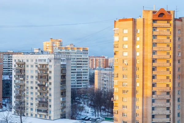 Świt w dzielnicy mieszkaniowej w zimowy poranek — Zdjęcie stockowe