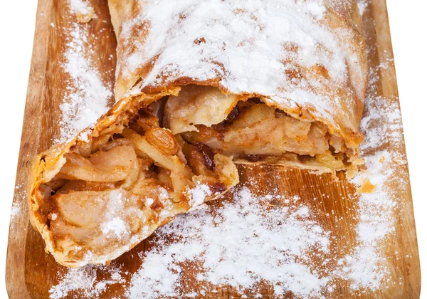 Relleno del strudel de manzana cortado a bordo — Foto de Stock