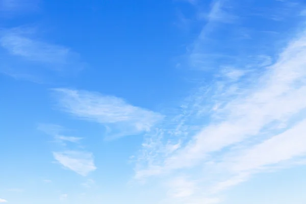 Białe chmury w błękitne niebo, w dzień słoneczny zimowy — Zdjęcie stockowe