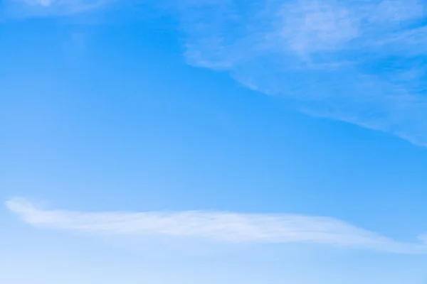 Светло-белые облака в голубом небе зимой — стоковое фото
