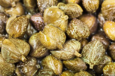 Yeşil salamura Kapari yığını